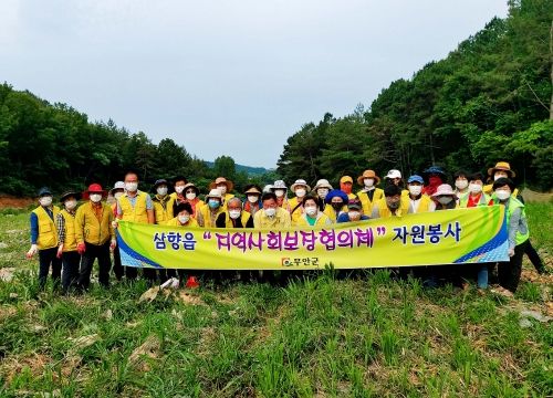 무안군 삼향읍 지역사회보장협의체(공동위원장 오선희, 주은태)는 지난 10일 일손이 부족한 관내 저소득 가정을 방문해 양파수확 농촌일손돕기 활동을 실시했다/사진=무안군