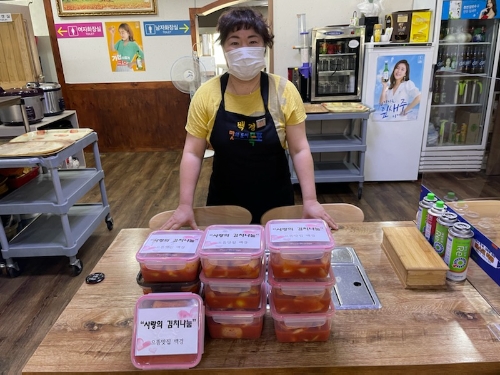 목포시 으뜸맛집 백경(대표 윤수정)에서 지난 8일 연산동에 거주하는 독거노인 및 장애인 등 10세대에 섞박지 김치(150kg)나눔 행사를 가졌다/사진=목포시