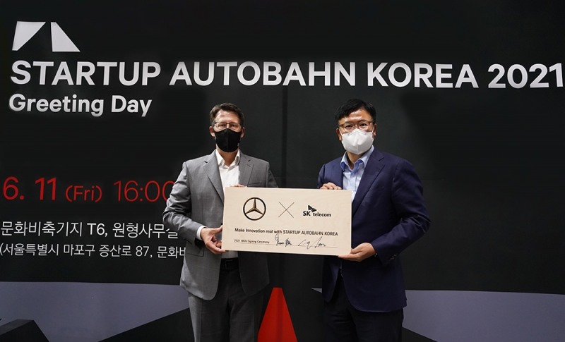 SK텔레콤이 메르세데스-벤츠 코리아㈜와 유망 스타트업 발굴 및 사업 협력을 위한 업무협약을 체결했다고 13일 밝혔다. 사진은 메르세데스-벤츠 코리아 토마스 클라인 대표 (좌)와 하형일 SKT 코퍼레이트2 센터장 (우) 모습 / 사진 제공 = SK텔레콤