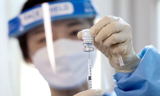 의료진이 코로나19 백신 접종을 준비하는 모습으로 사진은 기사와 관련 없음.