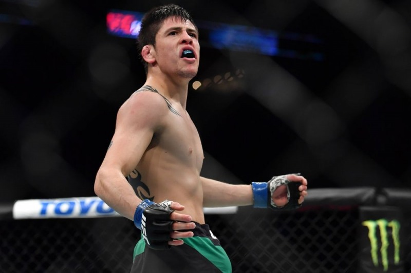 모레노, 서브미션 승 새 챔피언. 피게레도 완파-UFC 플라이급