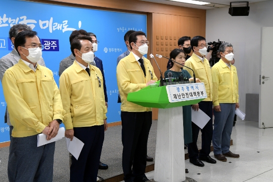 이용섭 광주광역시장이 13일 오후 시청 브리핑실에서 안전사고예방 특별대책 추진계획 회의결과를 발표하고 있다./사진=광주시