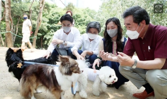 이낙연 전 대표는 13일 서울시가 운영하는 보라매공원 반려견놀이터를 방문했다./사진=이낙연 의원실