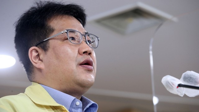 손영래 중앙사고수습본부 사회전략반장이 지난 19일 오전 서울 종로구 정부서울청사 브리핑룸에서 코로나19 중앙재난안전대책본부 정례브리핑을 하고 있다.