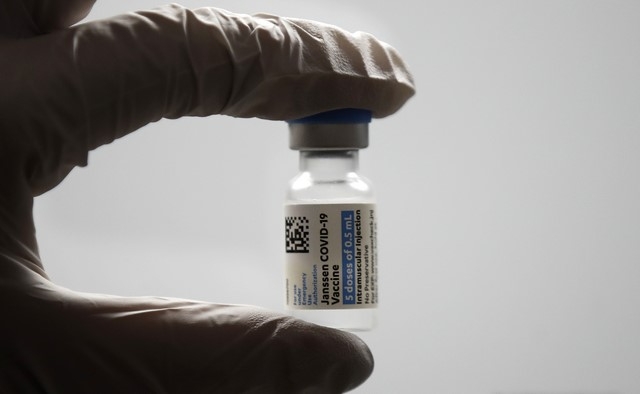 30세 이상 60세 미만 예비군과 민방위 대원, 국방·외교 관련자 등을 대상으로 얀센 백신 접종이 시작된 10일 서울 노원구 미즈아이프라자산부인과에서 의료진이 얀센 백신을 공개하고 있다.