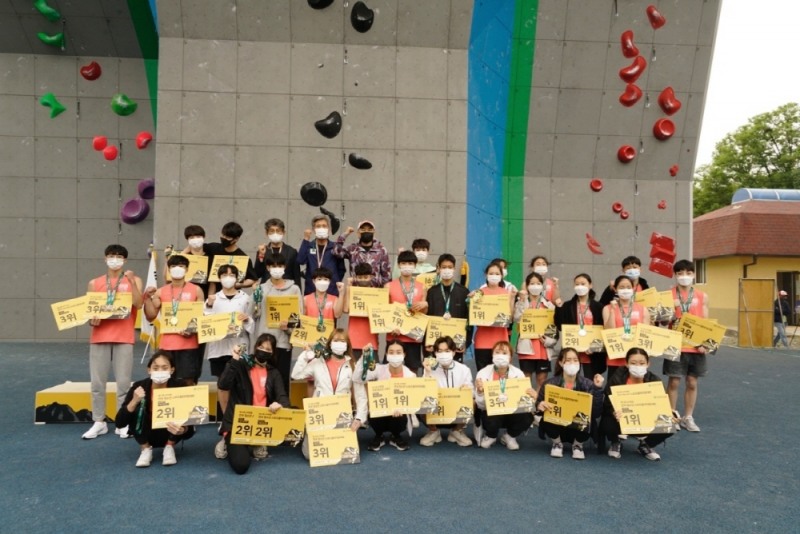 제12회 고미영컵 전국 청소년 스포츠클라이밍대회 시상식 모습. (제공 = 대한산악연맹)
