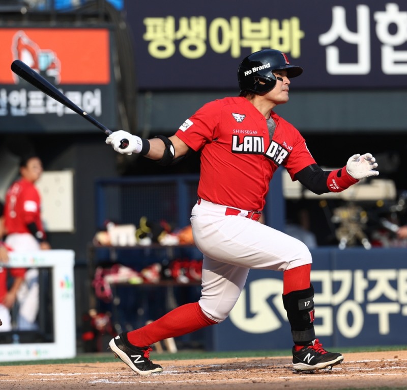 SSG 추신수가 2게임 연속홈런으로 KBO 리그 입성후 52게임째만에 두자릿수 홈런(10개)을 날렸다.