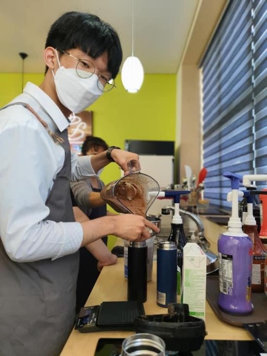이수카페에서 학생이 커피를 만들고 있다/사진=순천시