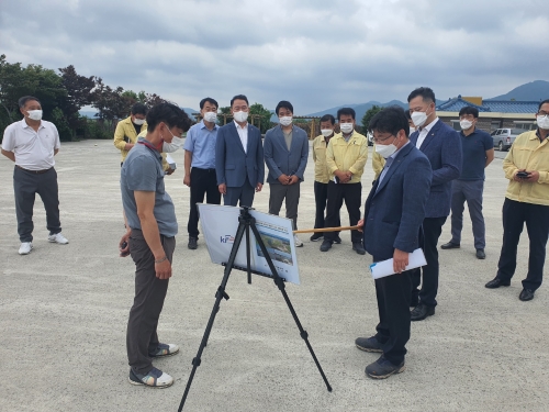전남도의회 박진권 의원, 고흥만 간척지 염해피해 현장 방문/사진=전남도의회