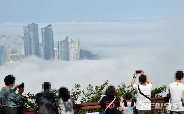 지난 13일 부산 해운대구 마린시티와 광안대교 일대에 짙은 해무가 밀려와 장관을 연출하고 있다.