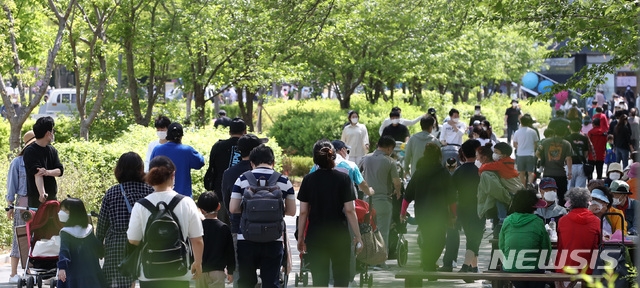 전국이 대체로 맑은 날씨를 보인 지난 4월 25일 오후 과천 서울대공원에서 나들이객들이 북적이고 있다.