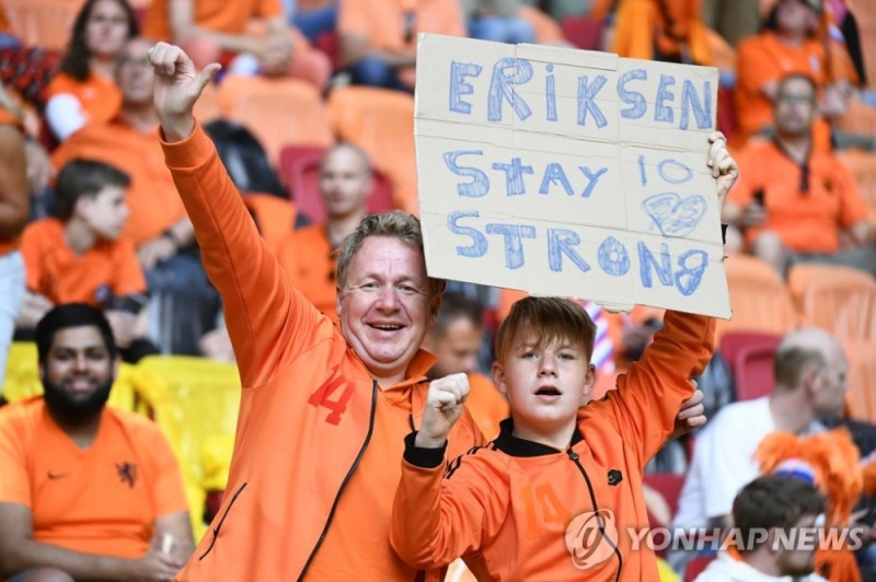 에릭센의 쾌유를 기원하는 네덜란드 축구 팬들.