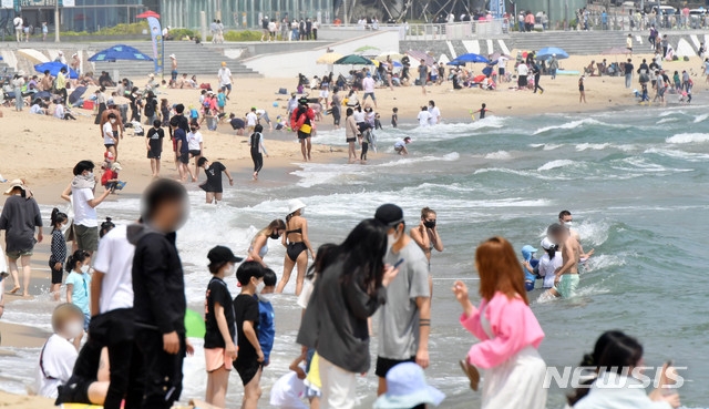 충북 '물놀이 집단감염' 15명 추가 확진…사망자도 발생