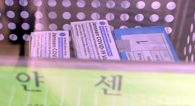광주지역 국방 관련 인력에 투여될 얀센 코로나19 백신이 9일 오전 광주 광산구 신가병원으로 운송돼 백신 저장 냉장고에 보관되고 있다.