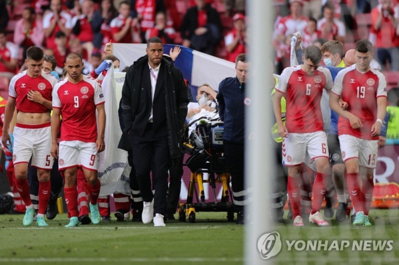 그라운드에 쓰러진 뒤 의식을 되찾고 이송되는 크리스티안 에릭센 (AFP=연합뉴스)
