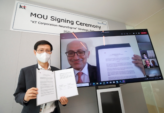 김형욱 KT 미래가치추진실장 부사장(왼쪽)과 레온 액치안 뉴로시그마 최고경영자(오른쪽 모니터 화면) / 사진 제공 = KT