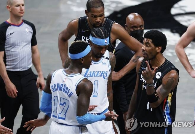 데니스 슈뢰더(왼쪽)가 카이리 어빙과 말다툼하고 있다.