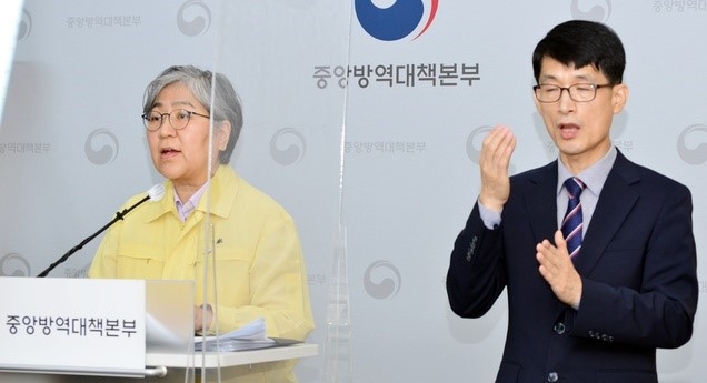 정은경 질병관리청장 겸 코로나19 예방접종대응추진단장이 14일 오후 충북 오송 질병관리청에서 브리핑을 하고 있다. (사진=질병관리청 제공)