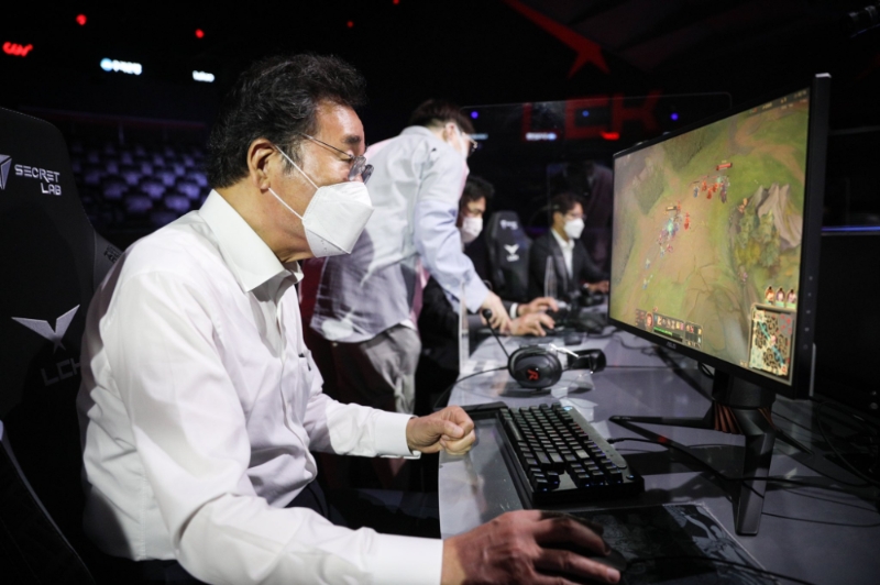 리그 오브 레전드를 배우고 있는 더불어민주당 이낙연 의원(사진=이낙연 의원실 SNS 발췌).