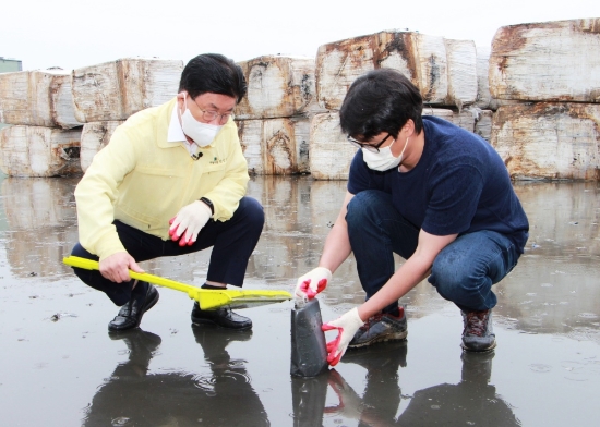 강인규 나주시장이 15일 한국지역난방공사의 비성형SRF 보관 장소인 장성군 물류센터터미널을 긴급 방문했다./사진=나주시