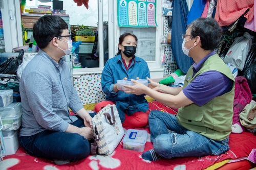 희망의 뿌리 봉사단 반찬배달 봉사/사진=광양제철소