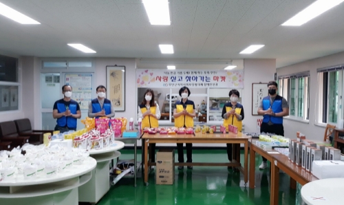 무안군지역사회보장협의체(공공위원장 김산, 민간위원장 정길수)는 지난 10일 무안자립원을 방문해 시설을 이용하는 장애인 20여 명을 대상으로 ‘황토골 사랑 싣고 찾아가는 마켓’을 열었다/사진=무안군