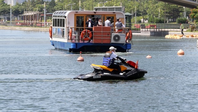 인천시 연수구 송도센트럴파크 해수로에서 시민들이 배를 타고 있다.