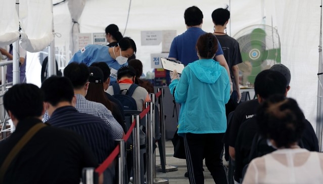 지난 15일 오전 서울 영등포구 임시선별진료소에서 시민들이 코로나19 검사를 받기 위해 기다리고 있다.