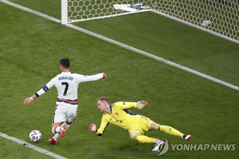 멀티골을 성공시키고 있는 호날두