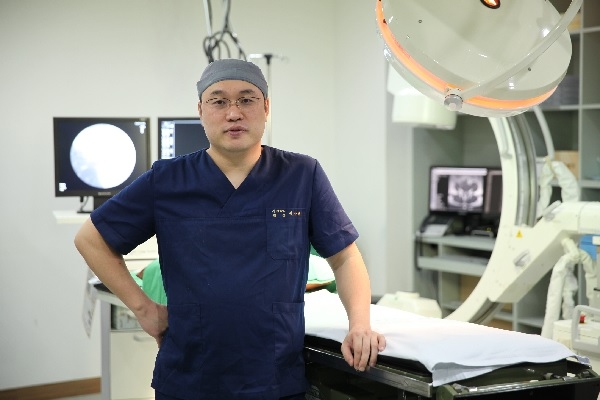 늘어나는 전자기기 사용시간, 목 디스크 원인 될 수 있어