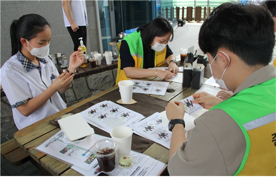 종로구공단이 서울다솜관광고등학교와 함께 ‘핸드드립 커피나눔’활동을 전개했다.