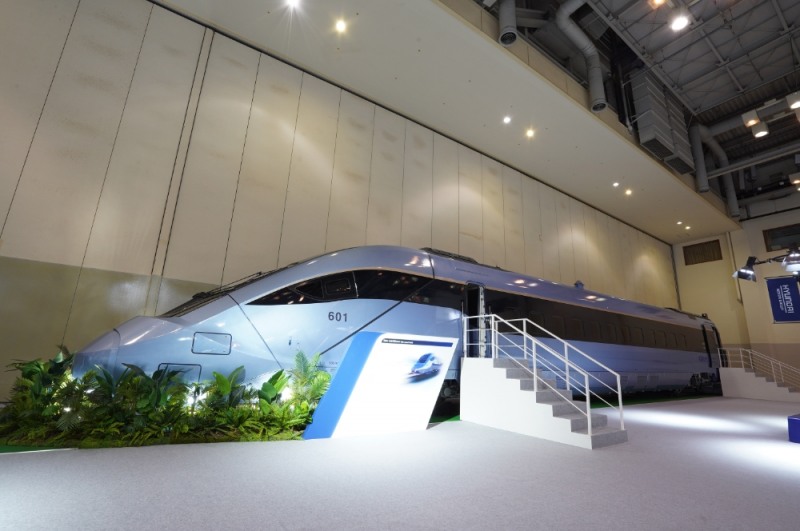 사진설명 = 16일 부산 벡스코에서 열린 2021 부산국제철도기술산업전에 마련된 현대로템 전시관에 전시된 시속 320km급 동력분산식 고속전철 실물 / 사진제공 = 현대로템