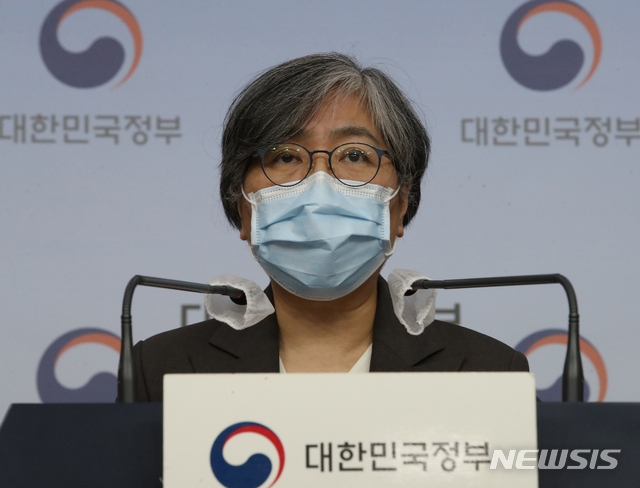 정은경 질병관리청장이 지난 7일 서울 종로구 정부서울청사 별관 합동브리핑룸에서 열린 코로나19 대응 특별방역점검회의 비대면 브리핑하고 있다.