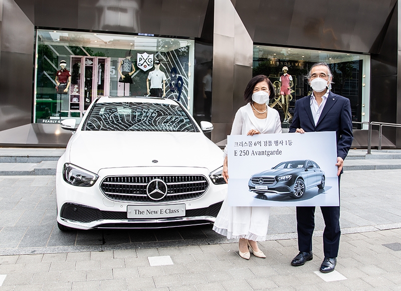(왼쪽부터) 벤츠 경품 당첨자, 크리스에프앤씨 김한흠 대표