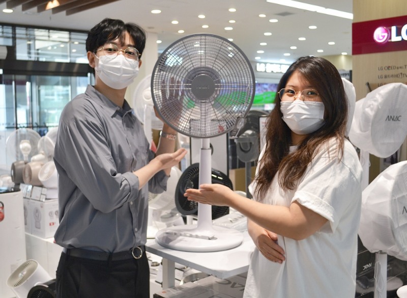 전자랜드 파워센터 용산본점에서 고객들이 선풍기를 살펴보고 있다.