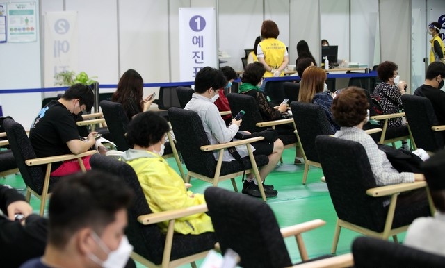 540명의 신규 코로나19 확진자가 발생하고 백신 1차 접종자 수가 1379만명을 넘어선 17일 오전 서울 노원구민체육센터에 마련된 백신접종센터에서 예방접종이 진행되고 있다. 한편 50대와 교직원, 대입 수험생은 7월부터 40대 이하는 8월부터 예방접종이 시행될 예정이다.