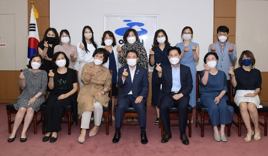 지난 16일 오후 시청 상황실에서 권오봉 여수시장이 여수시 어린이집연합회 회원 14명과 ‘사랑방 좌담회’ 후 기념촬영을 하고 있다./사진=여수시
