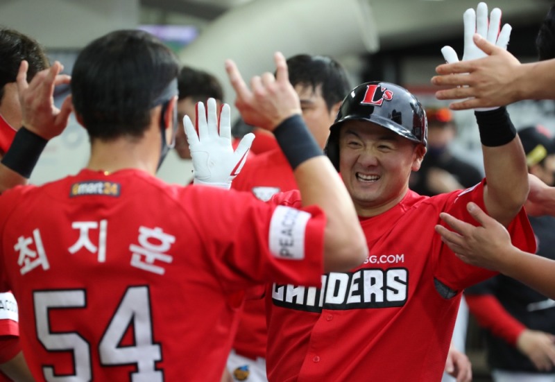 환영받는 2게임 연속 홈런의 최주환