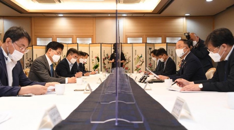 홍남기 부총리 겸 기획재정부 장관이 6월 17일 서울 광화문 정부서울청사에서 열린 '제24차 부동산시장 점검 관계장관회의'를 주재, 모두발언을 하고 있다. (사진=기획재정부)