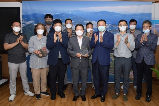 18일 여수시 법인택시협의회가 여수시청 시장실을 찾아 택시 영상기록장치 교체사업과 운수종사자 긴급재난지원금 등 시에서 재정적 지원을 해준 데 대한 감사의 마음을 담아 권오봉 여수시장에게 감사패를 전달했다./사진=여수시