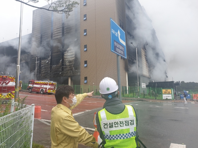 박영수 국토안전관리원 원장, 이천 쿠팡물류센터 화재사고 현장 구조물 안전상태 점검