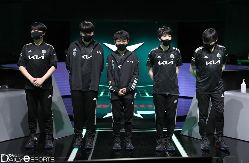 담원 기아 원거리 딜러 '고스트' 장용준(왼쪽에서 4번째).