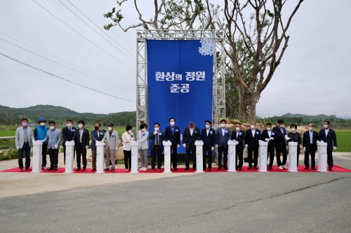신안군(박우량 군수)은 18일 도초 화도선착장에서 수국공원 간 농수로변에 조성된 명품 팽나무 10리길‘환상의 정원’준공식을 가졌다/사진=신안군