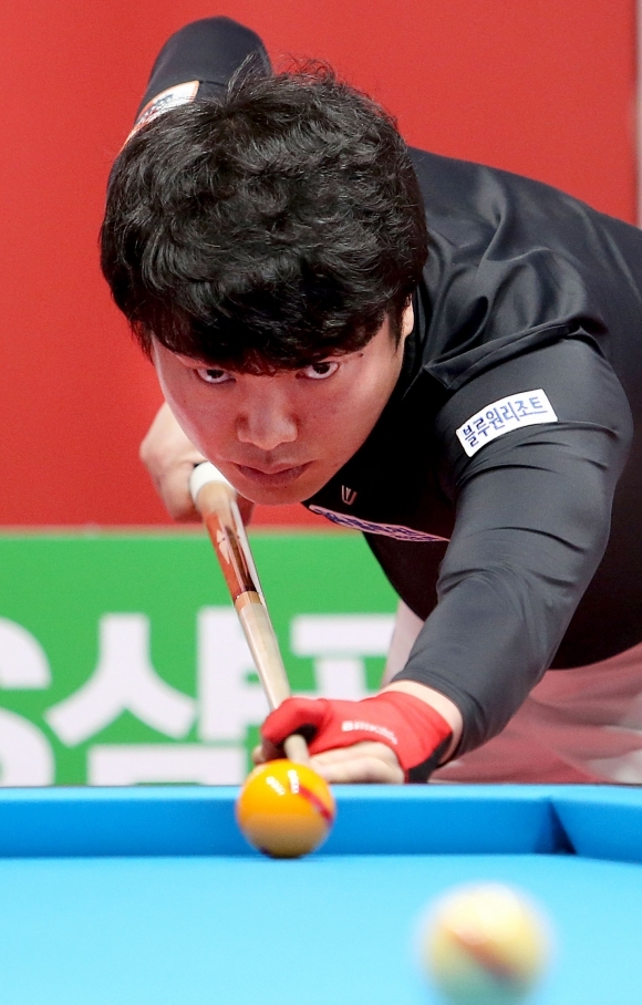 뜻밖에 16강전에서 고배를 든 강민구(사진=PBA제공)