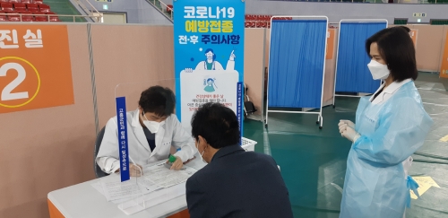 고흥군은 지난 17일 기준으로 신종 코로나바이러스 감염증 예방백신 접종자가 3만2645명을 넘어 인구수 6만3922명 대비 51.1%를 넘어서며 전국 지자체 중 1위를 차지했다/사진=고흥군