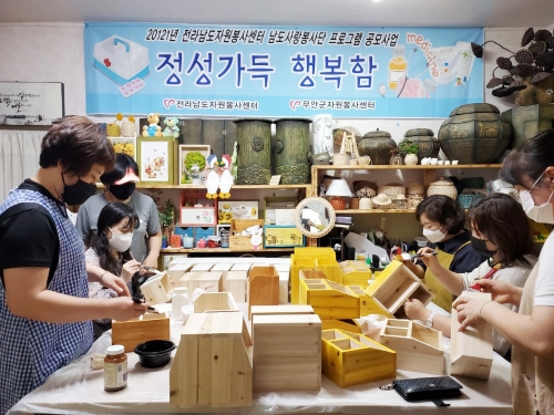 무안군자원봉사센터, 독거노인 가정에 약상자 전달/사진=무안군