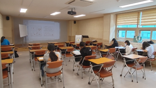 광양중앙도서관이 지역 청소년을 대상으로 운영한 스마트폰으로 웹툰 그리기 프로그램이 마지막 여덟 번째 강연을 끝으로 마무리됐다/사진=광양시