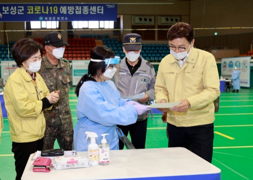 코로나19 예방센터를 점검하고 잇는 김철우 보성군수/사진=보성군