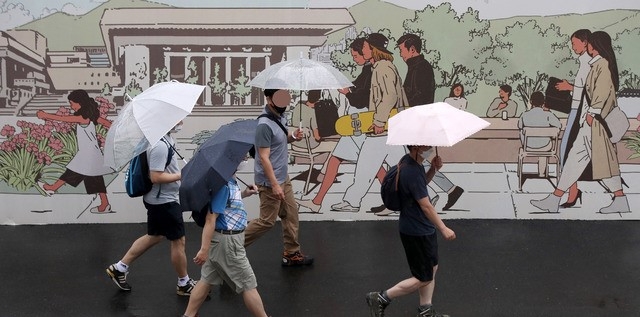 전국 곳곳에 비가 내린 15일 오전 서울 종로구 광화문광장에서 우산을 쓴 시민들이 길을 걷고 있다. 