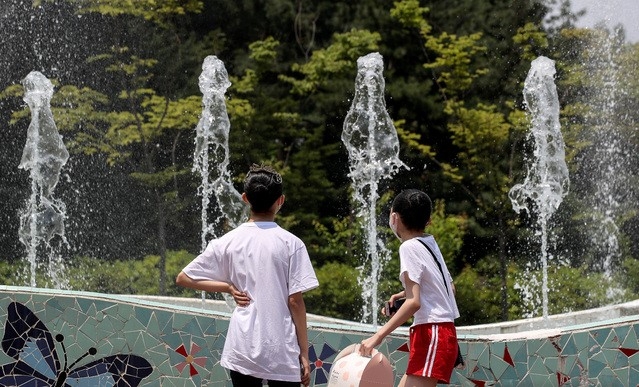  초여름 날씨를 보인 지난 13일 오후 서울 광진구 서울어린이대공원 분수대에서 어린이들이 더위를 식히고 있다.